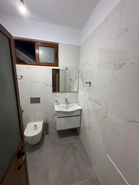 Tirane, jepet me qera apartament 2+1 Kati 1, 70 m² 400 € (selit)