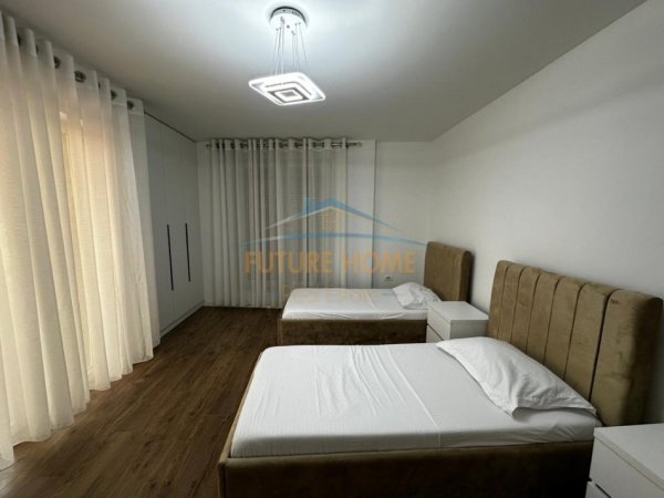 Tirane, jepet me qera apartament 3+1+Ballkon Kati 4, 130 m² 800 € (RRUGA E DIBRES, FARMACIA 10)