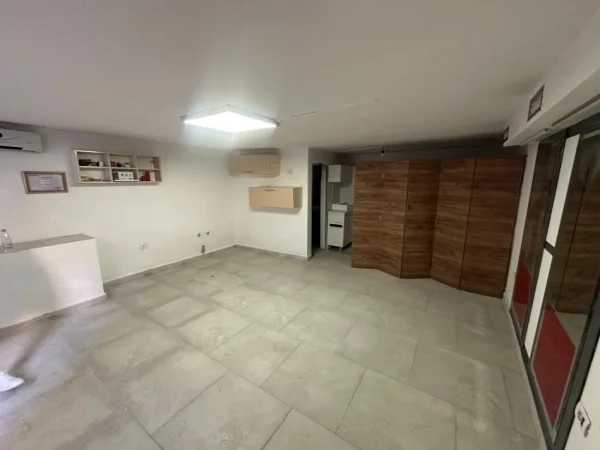 Tirane, jepet me qera dyqan Kati 0, 35 m² 400 € (Bulevardi Gjergj Fishta)