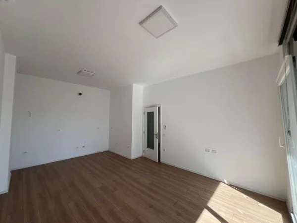 Tirane, jepet me qera apartament 2+1+Ballkon Kati 3, 100 m² 650 € (ish Parku)