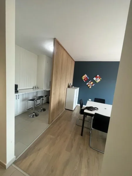 Tirane, jepet me qera zyre Kati 7, 100 m² 1.000 € 