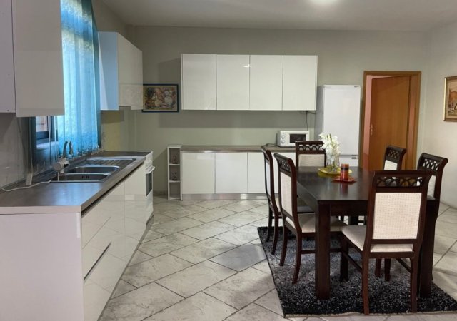 Tirane, jepet me qera apartament 2+1+Ballkon Kati 1, 140 m² 600 € (Qemal  stafa)