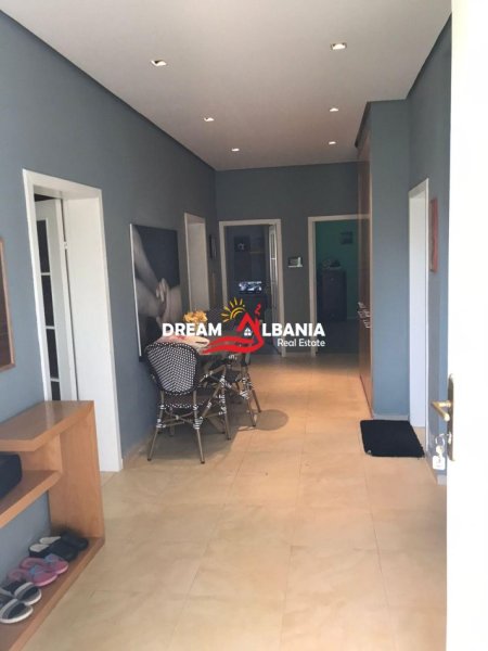 Tirane, jepet me qera Vile 2+1 , 350 m² 1.200 € (laprake)