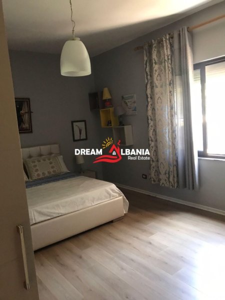 Tirane, jepet me qera Vile 2+1 , 350 m² 1.200 € (laprake)