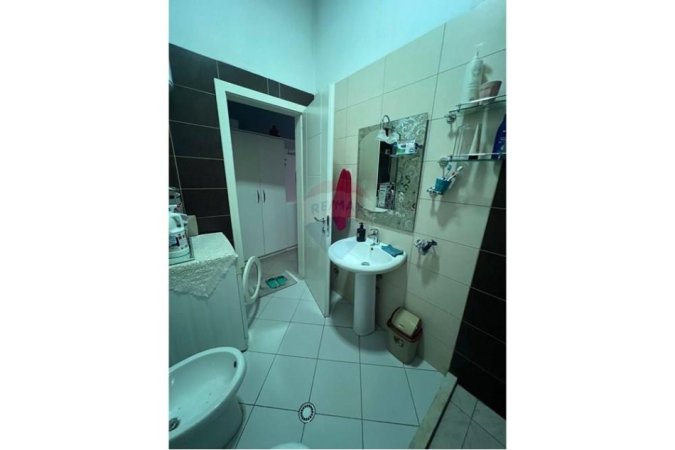 Apartament ne shitje,2+1 totalisht i mobiluar tek bar "Artisti', Astir (149'900 Euro) !