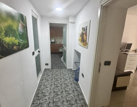 Tirane, jepet me qera zyre Kati 2, 100 m² 1.300 € (Te Ushtari i panjohur)