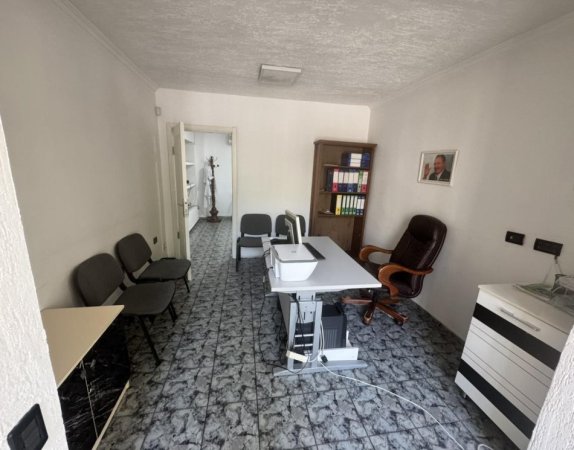 Tirane, jepet me qera zyre Kati 2, 100 m² 1.300 € (Te Ushtari i panjohur)