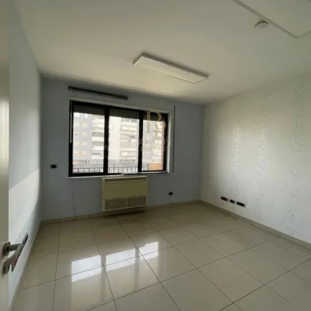 Tirane, jepet me qera ambjent biznesi Kati 2, 301 m² 3.500 € (Komuna e Parisit)