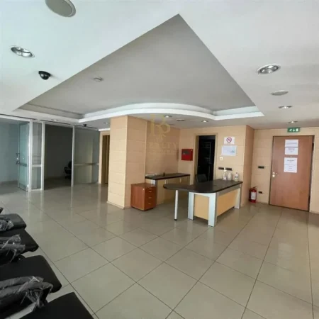 Tirane, jepet me qera ambjent biznesi Kati 2, 301 m² 3.500 € (Komuna e Parisit)