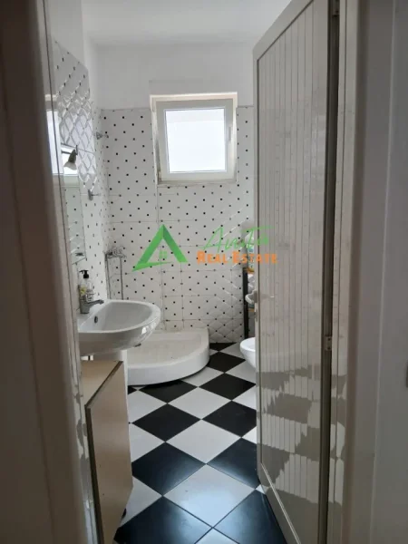 Tirane, jepet me qera apartament 2+1 Kati 1, 92 m² 500 € (Liqeni i Thate)