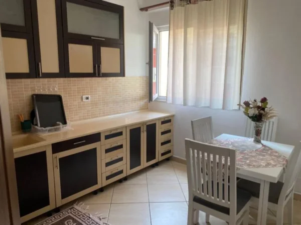 Tirane, jepet me qera apartament 2+1+Ballkon Kati 2, 115 m² 500 € (Te Fondacioin Eleonor/ Kodra e Diellit)