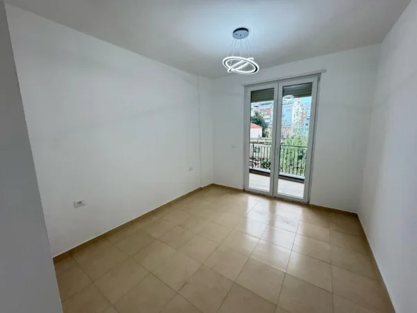 Tirane, jepet me qera apartament 1+1 Kati 2, 68 m² 350 € (ali demi)