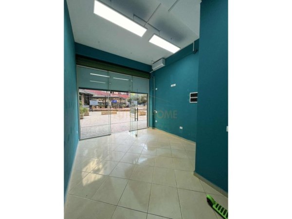 Tirane, jepet me qera dyqan Kati 0, 20 m² 400 € (Unaza e Re)
