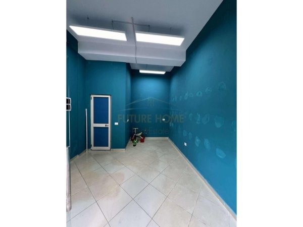 Tirane, jepet me qera dyqan Kati 0, 20 m² 400 € (Unaza e Re)