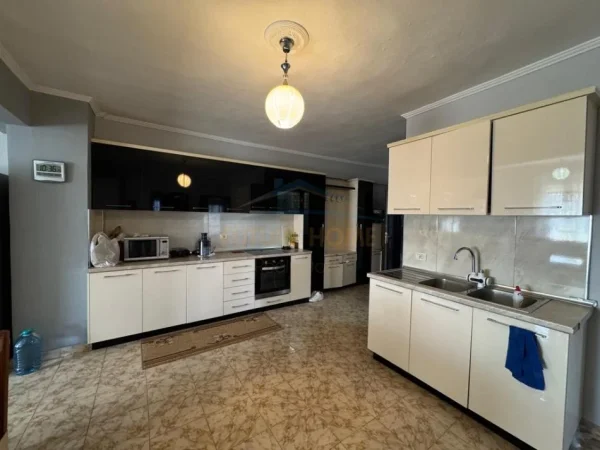 Tirane, shitet apartament 2+1+Ballkon Kati 9, 119 m² 165.000 € (Rruga Dritan Hocxha)
