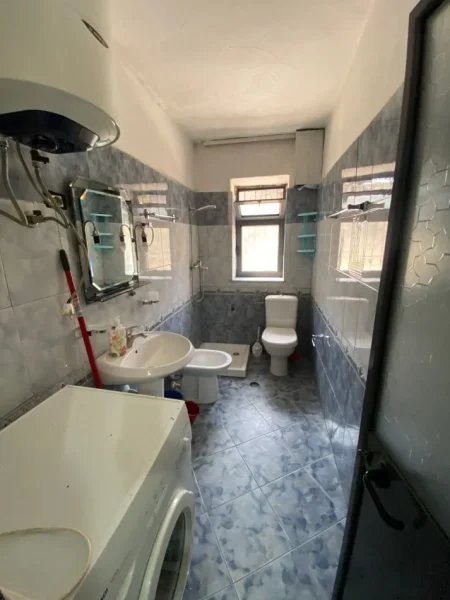 Tirane, jepet me qera apartament 2+1+Aneks+Ballkon Kati 1, 80 m² 450 € (Rr. Sitki Cico perballe Maternitetit te Brryli)