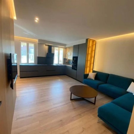 Tirane, jepet me qera apartament 2+1+Ballkon Kati 7, 102 m² 1.000 € (Komuna e Parisit)