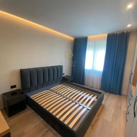Tirane, jepet me qera apartament 2+1+Ballkon Kati 7, 102 m² 1.000 € (Komuna e Parisit)