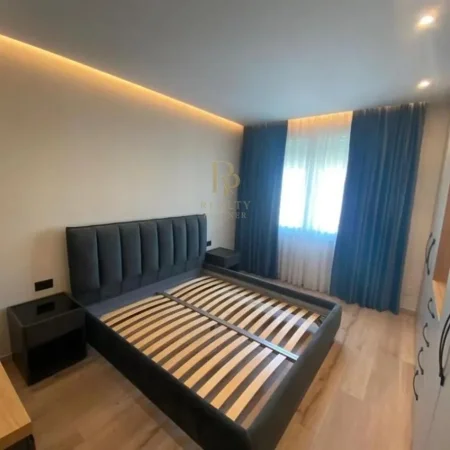 Tirane, jepet me qera apartament 2+1+Ballkon Kati 7, 102 m² 1.000 € (Komuna e Parisit)