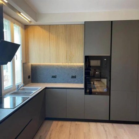 Tirane, jepet me qera apartament 2+1+Ballkon Kati 7, 102 m² 1.000 € (Komuna e Parisit)