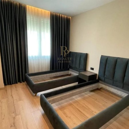 Tirane, jepet me qera apartament 2+1+Ballkon Kati 7, 102 m² 1.000 € (Komuna e Parisit)