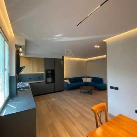 Tirane, jepet me qera apartament 2+1+Ballkon Kati 7, 102 m² 1.000 € (Komuna e Parisit)