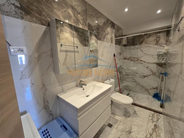 Tirane, jepet me qera apartament 1+1 Kati 2, 70 m² 500 € (Rruga Petronini Luarasi)