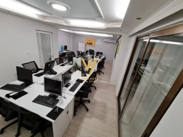 Tirane, jepet me qera zyre Kati 1, 120 m² 850 € (SHESHI WILLSON)