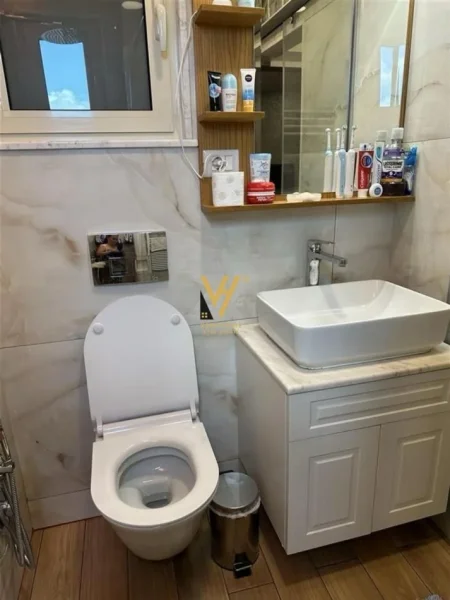 Tirane, jepet me qera apartament 2+1+Ballkon Kati 5, 70 m² 700 € (IRFAN TOMINI)