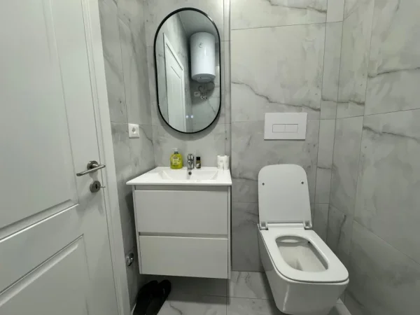 Tirane, jepet me qera apartament 1+1 Kati 9, 70 m² 650 € (Rruga Nexho Konomi)