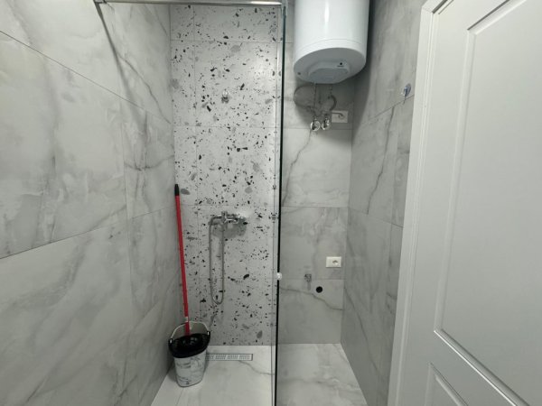 Tirane, jepet me qera apartament 1+1 Kati 9, 70 m² 650 € (Rruga Nexho Konomi)
