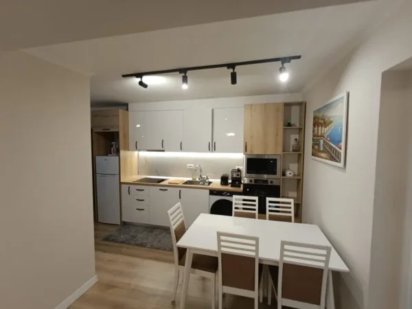 Tirane, jepet me qera apartament 1+1 Kati 4, 65 m² 450 € (Shkolla e bashkuar)