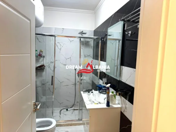 Tirane, jepet me qera apartament 2+1 , 100 m² 1.000 € (5 maj)