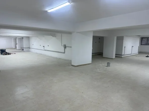 Tirane, jepet me qera ambjent biznesi Kati -1, 301 m² 1.400 € (Yzberisht)