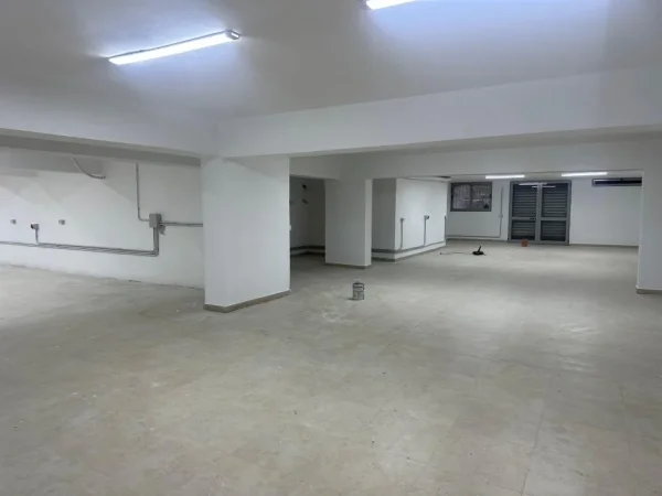 Tirane, jepet me qera ambjent biznesi Kati -1, 301 m² 1.400 € (Yzberisht)