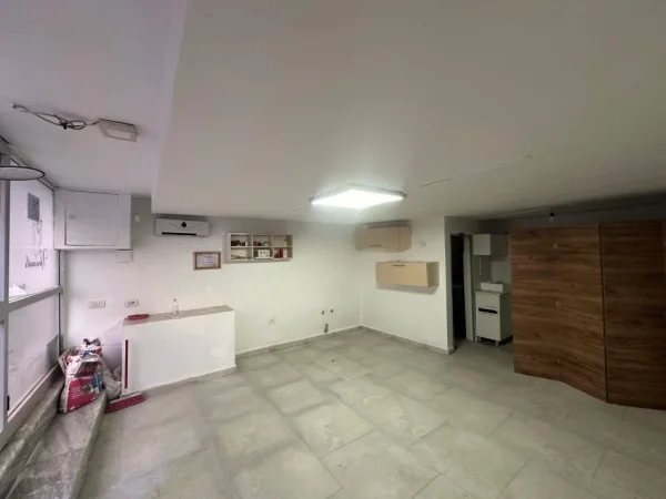Tirane, jepet me qera dyqan Kati 0, 35 m² 400 € 