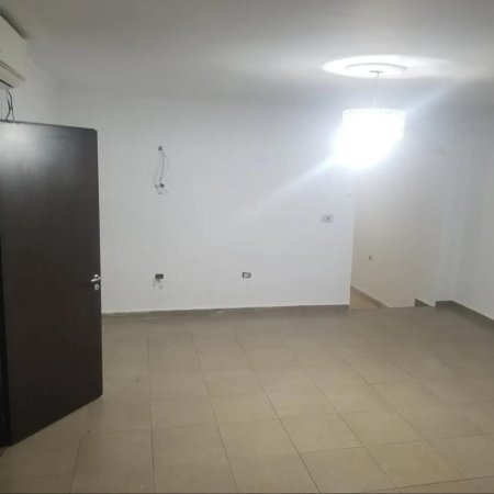 Tirane, jepet me qera ambjent biznesi Kati 1, 75 m² 750 € (Bulevardi Bajram Curri)