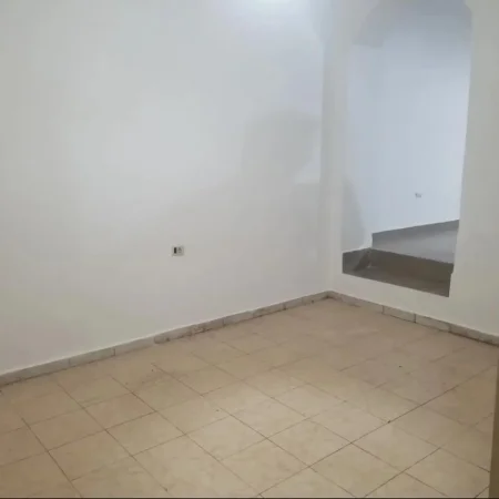 Tirane, jepet me qera ambjent biznesi Kati 1, 75 m² 750 € (Bulevardi Bajram Curri)