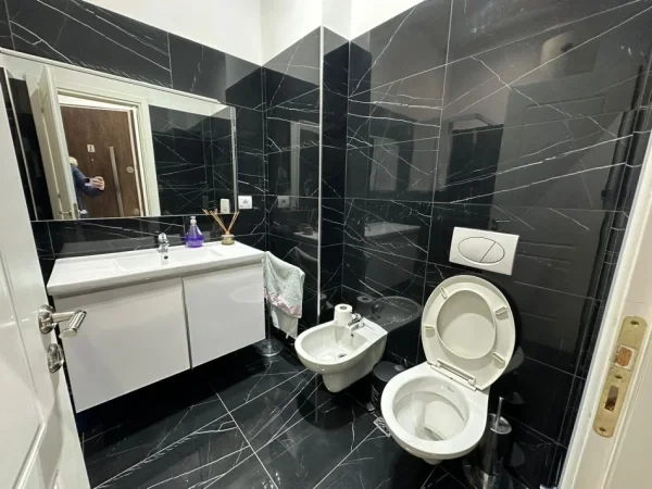 Tirane, jepet me qera apartament 2+1+Aneks+Ballkon Kati 7, 90 m² 800 € (Kompleksi Delijorgji)
