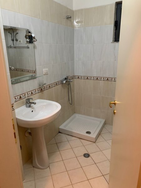 Tirane, jepet me qera apartament 2+1 Kati 5, 91 m² 650 € (Komuna e Parisit)
