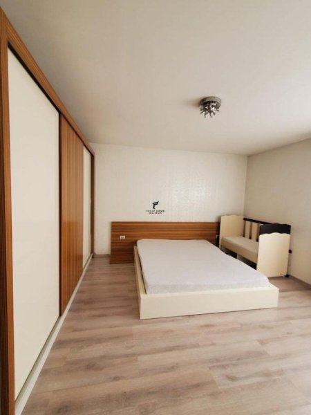 Tirane, jepet me qera apartament 1+1+Ballkon Kati 4, 80 m² 650 € (PAZARI I RI)
