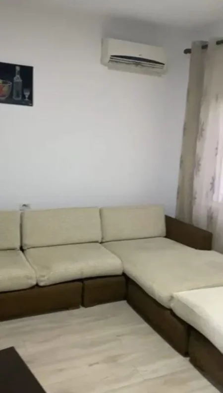 Tirane, jepet me qera Vile 3+1 Kati 2, 130 m² 600 € (rruga e kavajes)