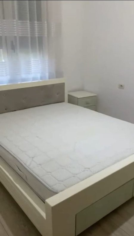 Tirane, jepet me qera Vile 3+1 Kati 2, 130 m² 600 € (rruga e kavajes)