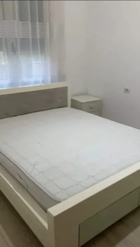 Tirane, jepet me qera Vile 3+1 Kati 2, 130 m² 600 € (rruga e kavajes)