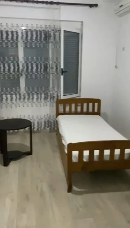Tirane, jepet me qera Vile 3+1 Kati 2, 130 m² 600 € (rruga e kavajes)
