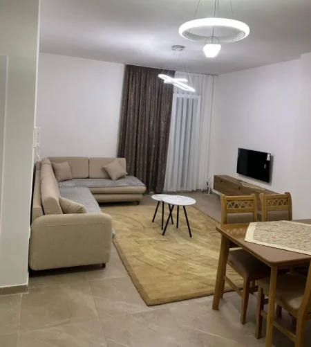 Tirane, jepet me qera apartament 1+1+Ballkon Kati 9, 70 m² 400 € (KOMPLEKSI JOLLA)