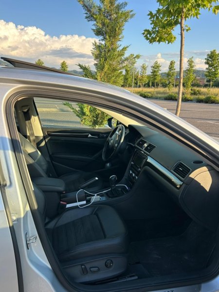 Elbasan, Volkswagen Passat Nafte, gri ,automatik 140mi km 9.500 €