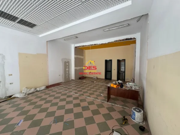 Vlore, jepet me qera ambjent biznesi Kati 0, 53 m² 600 € (Rruga Sadik Zotaj)
