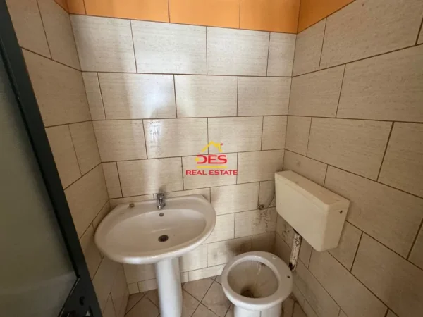 Vlore, jepet me qera ambjent biznesi Kati 0, 53 m² 600 € (Rruga Sadik Zotaj)