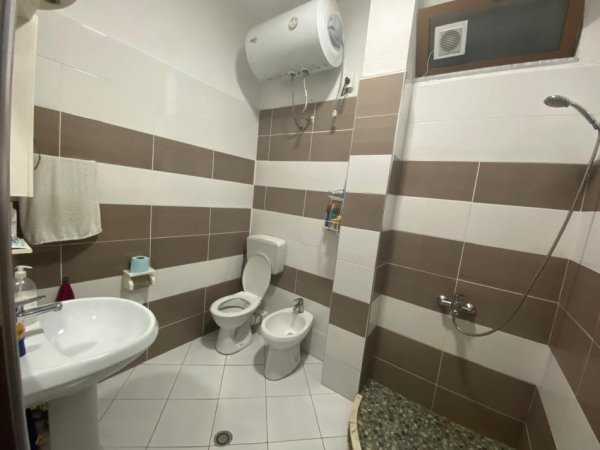 Tirane, jepet me qera 4+1 Kati 1, 500 € 